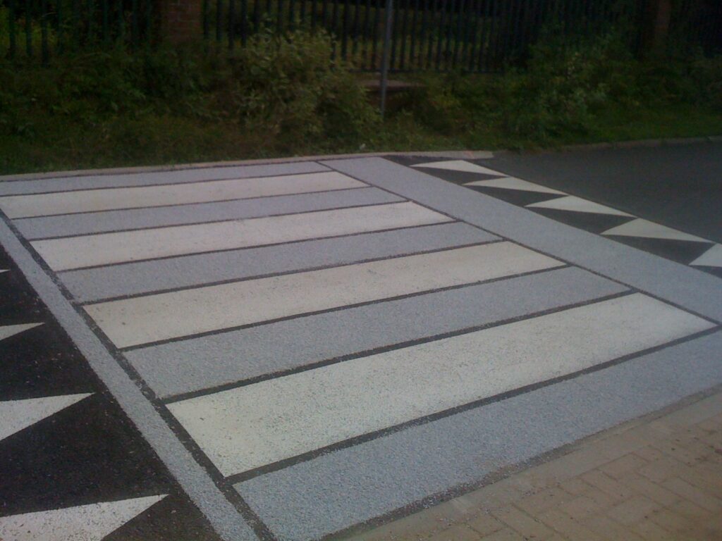 Passage piéton résine époxy avec inserts choisel bleu turquin signalisation horizontale Hauts-de-France