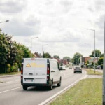 Route avec panneau de signalisation routière dont limitation de vitesse et interdiction de tourner à droite - Aisne Application