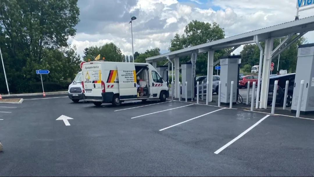 Aménagement parking station AVIA La Sentinelle marquage signalisation potelets Hauts-de-France