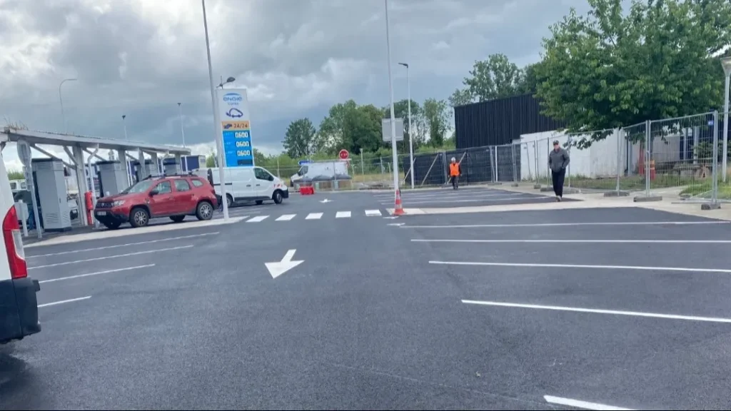 Aménagement parking station AVIA La Sentinelle marquage signalisation potelets Hauts-de-France