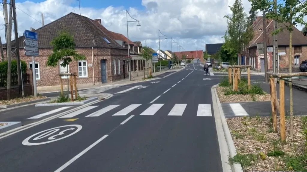 Zone 30 sécurisé avec marquage routier (passage piéton, stop, piste cyclabe) à Beuvry La Forêt, Nord