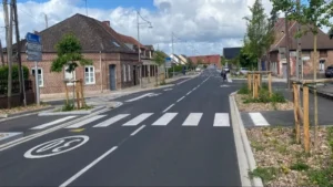 Zone 30 sécurisé avec marquage routier (passage piéton, stop, piste cyclabe) à Beuvry La Forêt, Nord
